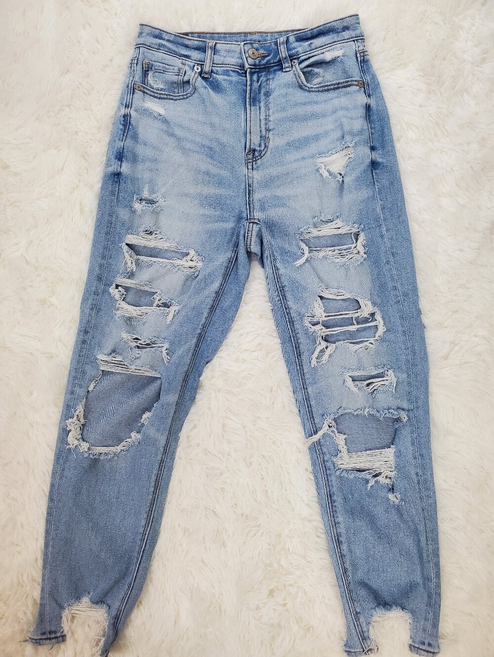 American Eagle Size 4 Short Lightwash Distressed Stretch Mom Jean